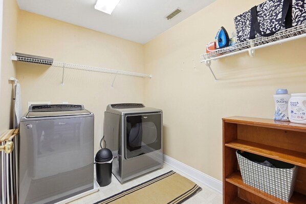 Washer + dryer on-site, especially handy after a few days of swimsuits, towels and lake adventures. - Lakefront retreat with dock, kayaks & firepit (Albemarle)