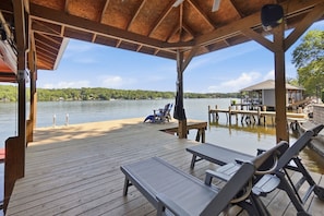 Shade when you want it, lake when you don’t. The covered dock makes it easy to spend the whole day outside. - Lakefront retreat with dock, kayaks & firepit (Albemarle)