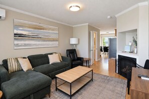 Unclassified image, 3 of 64, button - Shoreline Retreat -Beach Front -Wasaga Beach -Cottage -1 (Wasaga Beach)