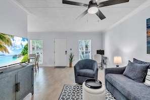 Living area - Boca Shores 123 (St. Pete Beach)
