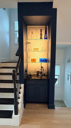 Casa Winmore - Art-Filled, Pool, Speak-easy Lounge, Minutes to UNC and Triangle