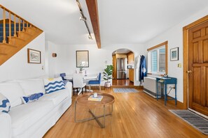 Living area - Charming Coastal 3-bedroom on peaceful Long Island! (Long Island)