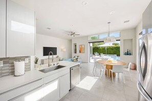 Cook, pour, and gather in a clean, fully equipped kitchen made for effortless vacation meals. - Modern Oasis in Central Palm Springs (Palm Springs)