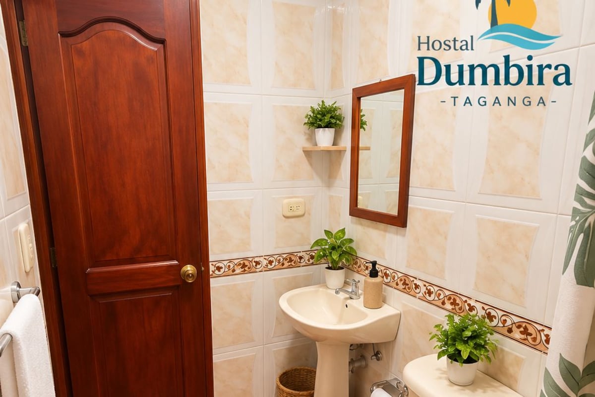 Habitación cuádruple, patio, vista a la playa | Baño | Regadera, toallas, jabón, papel de baño 