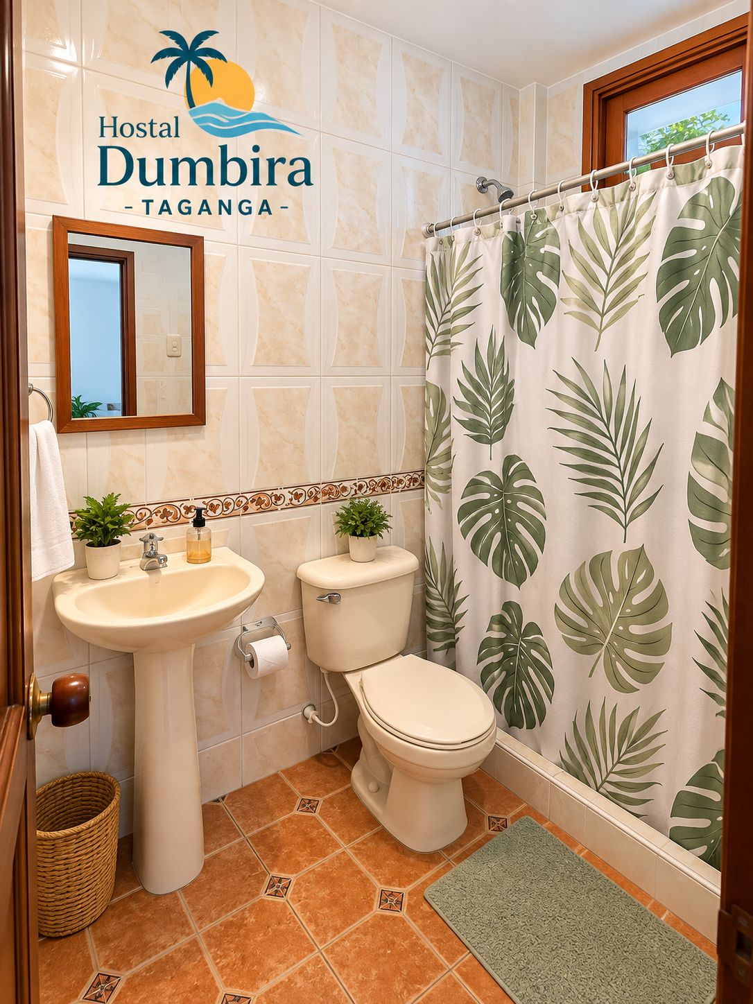 Un baño con lavamanos, inodoro y cortina de ducha con estampado de hojas tropicales.