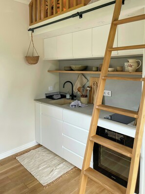 Private kitchen - Rural retreat by meadows and forest in Holsbybrunn (Holsbybrunn)