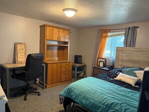 Room - Cozy 1-bedroom studio in the serene country setting in Idaho Falls (Idaho Falls)