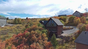 Scenic hillside A-frame with colorful foliage and a peaceful retreat feel - Timberland - Hot Tub, Theater & Wooded Retreat (Garden City)