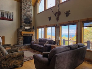 Cozy great room with stone fireplace and stunning water views - Timberland - Hot Tub, Theater & Wooded Retreat (Garden City)