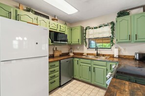 Cute and functional kitchen with all the appliances and cookware needed to host a nice meal at home.  - Great Mtn Views, Hot Tub, 10min to Dollywood, Cozy (Pigeon Forge)