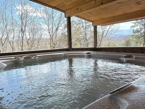 Large 4 seater hot tub with mountain views.  - Great Mtn Views, Hot Tub, 10min to Dollywood, Cozy (Pigeon Forge)