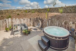 A backyard with a hot tub, a wooden fence, and outdoor furniture. - 2 Bed in Greenhow Hill (oc-h46025) (Greenhow Hill)
