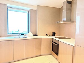 Private kitchen - Luxury 3BR City Retreat - Spacious & Elegant (Dubai)