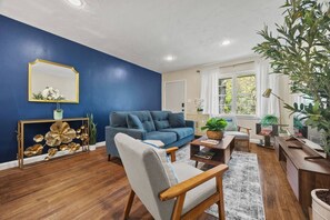 Living area - Private 2BR Unit Near Buckhead & Lenox Mall (Atlanta)