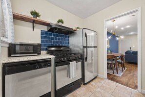 Private kitchen - Private 2BR Unit Near Buckhead & Lenox Mall (Atlanta)