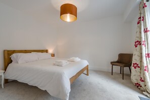 A bedroom with a bed, a chair, a lamp, and a curtain. - 2 Bed in Chipping Sodbury (oc-r45995) (Chipping Sodbury)
