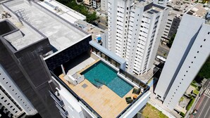 Una piscina sul tetto con vista sugli edifici circostanti.