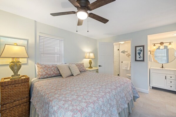 King bedroom with ensuite - Sunset Serenade #201 (Cedar Key)
