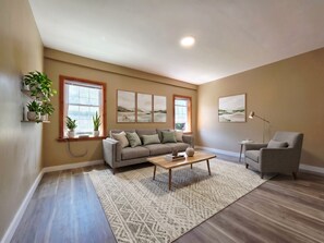 Living area - Spacious 3-Bedroom Apartment In Rockville (Vernon)