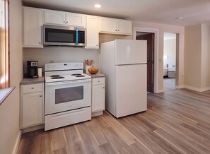 Private kitchen - Spacious 3-Bedroom Apartment In Rockville (Vernon)