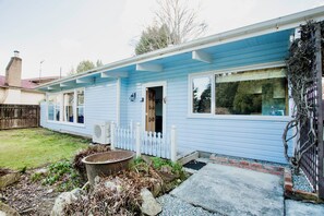 Unclassified image, 2 of 30, button - Little Blue House - Te Anau Holiday Home (Te Anau)