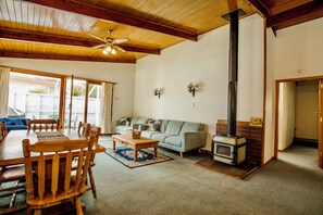 Unclassified image, 4 of 30, button - Little Blue House - Te Anau Holiday Home (Te Anau)