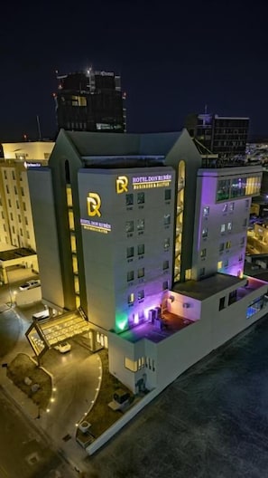 A multi-story hotel with a prominent 'HOTEL DON MEXICO' sign, a rooftop terrace, and a parking area. - Hotel Don Ruben Business & Suites (Chihuahua)
