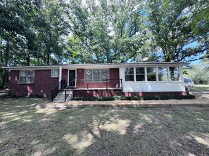 A single-story brick house with a front porch and a covered entryway. - The Parkway House: A peaceful 3-bedroom house on top of Lookout Mountain (Fort Payne)