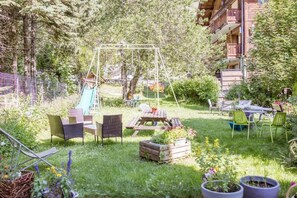 A backyard with a swing set, outdoor seating, and a slide. - 300m from ski lifts, Ground floor, balcony, parking, tv, ski locker, 75m², Valloire (Valloire)