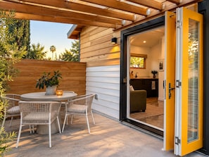 Outdoor dining - Mid-Century Studio in Woodland Hills (Los Angeles)