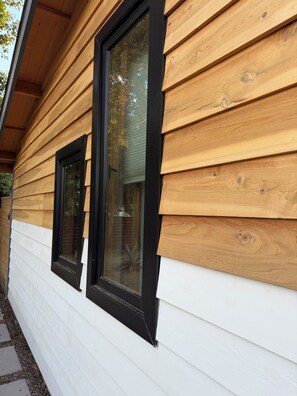 Exterior detail - Mid-Century Studio in Woodland Hills (Los Angeles)
