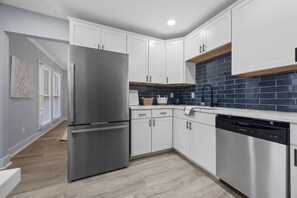 Private kitchen - 6BR West End House, 2 Kitchens, Pet Friendly, Near BeltLine (Atlanta)