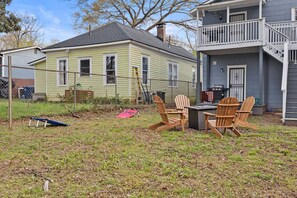 Outdoor dining - 6BR West End House, 2 Kitchens, Pet Friendly, Near BeltLine (Atlanta)