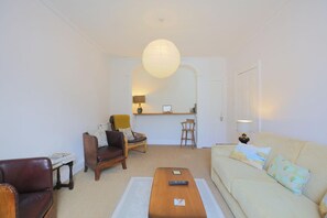A living room with a sofa, two armchairs, a coffee table, and a lamp. - 2 Bed in Kirkcudbright (oc-d546369) (Kirkcudbright)