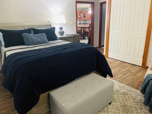 Spacious Executive Apartment in Downtown Historic District
