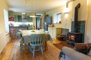 Ein gemütliches Interieur mit Essbereich, Küche und Kamin.