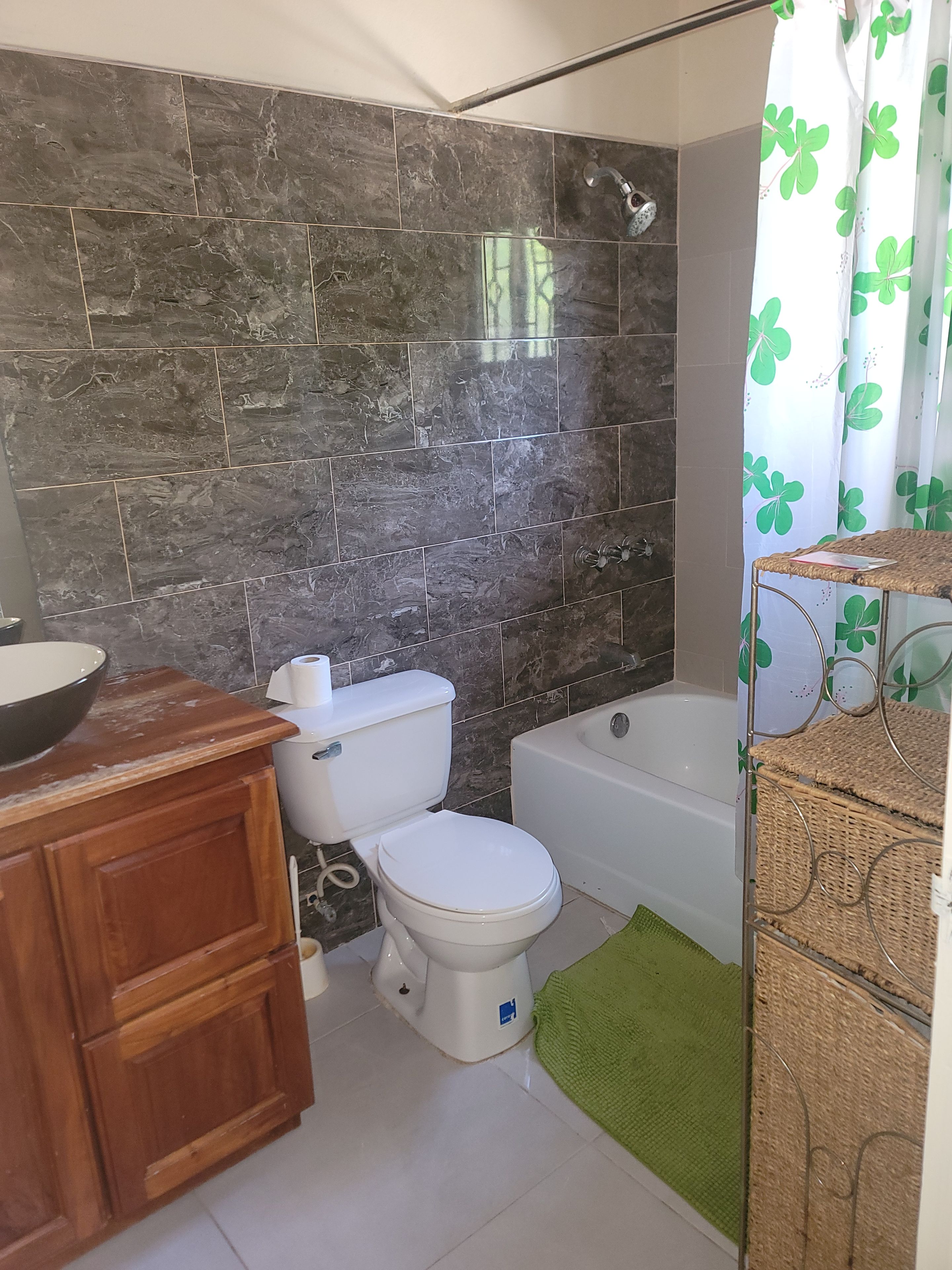 Un baño con inodoro, lavabo y bañera.
