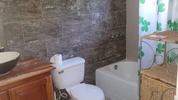 Un baño con inodoro, lavabo y bañera.