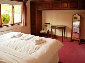A hotel room with a bed, a chair, a desk, and a mirror. - 2 Bed in Castle Douglas (oc-d546063) (Auchencairn)