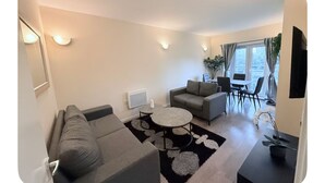 Unclassified image, 3 of 8, button - 2 bed apartment with free parking close to Heathrw/Windsor/Legoland &town centre (Slough)