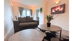 Unclassified image, 4 of 8, button - 2 bed apartment with free parking close to Heathrw/Windsor/Legoland &town centre (Slough)