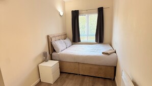 Unclassified image, 2 of 8, button - 2 bed apartment with free parking close to Heathrw/Windsor/Legoland &town centre (Slough)