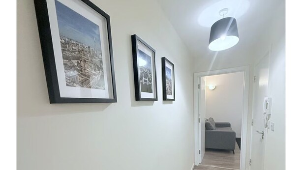 Unclassified image, 1 of 8, button - 2 bed apartment with free parking close to Heathrw/Windsor/Legoland &town centre (Slough)