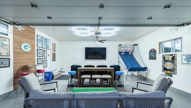Unclassified image, 1 of 22, button - Kenwood Quarters Blocks from Lambeau, Sleeps 12 (Green Bay)