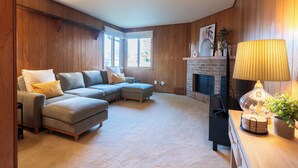 Unclassified image, 2 of 22, button - Kenwood Quarters Blocks from Lambeau, Sleeps 12 (Green Bay)