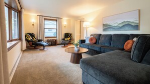 Unclassified image, 5 of 22, button - Kenwood Quarters Blocks from Lambeau, Sleeps 12 (Green Bay)