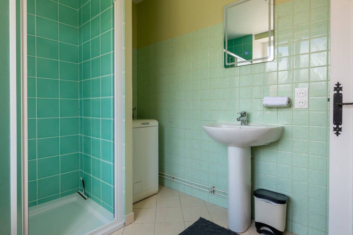 Ein Badezimmer mit Dusche, Waschbecken und Toilette.