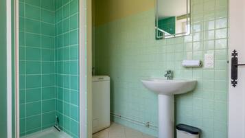 Ein Badezimmer mit Dusche, Waschbecken und Toilette.
