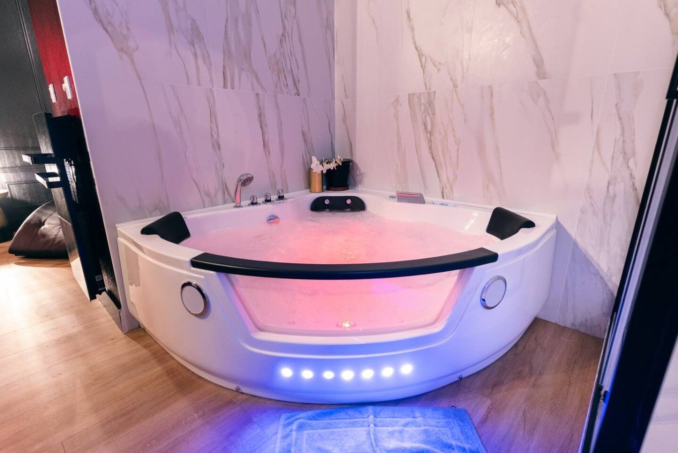 Una bañera de hidromasaje con función de masaje incorporada, panel de control e iluminación LED.