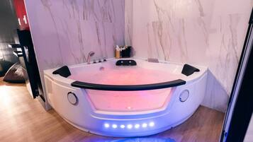Una bañera de hidromasaje con función de masaje incorporada, panel de control e iluminación LED.